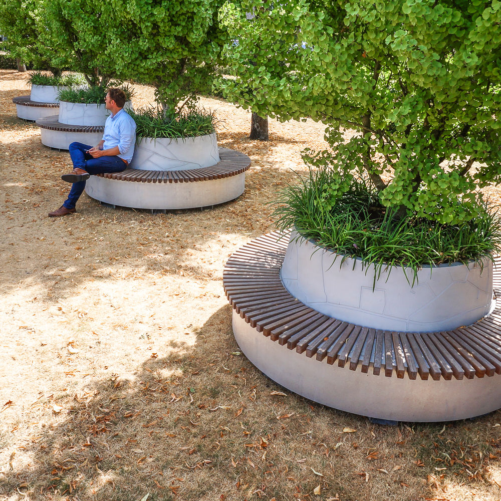 Circular store tree bench