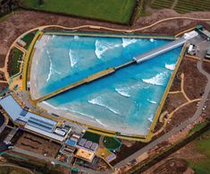 Discreet slot drainage for inland surfing destination