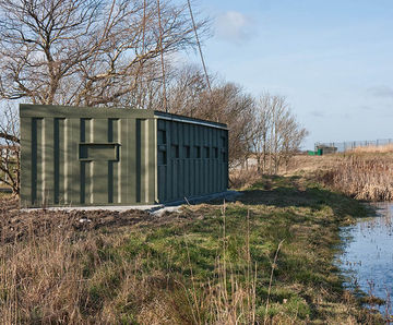 Vandal-resistant bird hide buildings