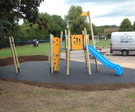Vibe multi-activity play structure
