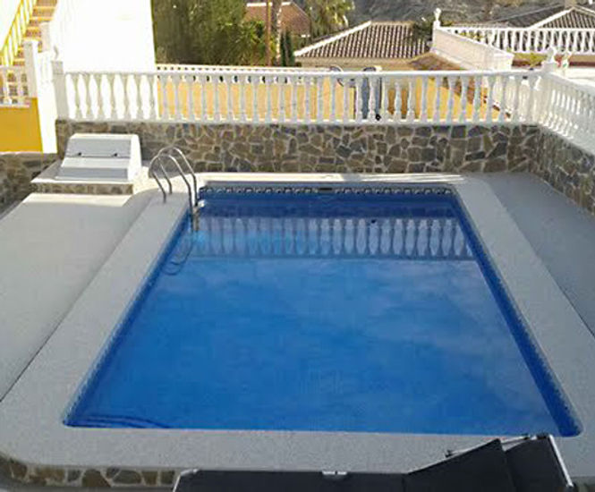 Addaset resin-bound surfacing for Spanish pool surround