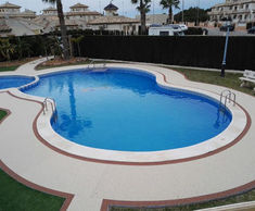Resin bound porous surfacing for Spanish pool surround