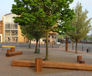 Resin bound porous surfacing for tree pit scheme