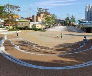 Permeable resin bound pathways for park - South Korea