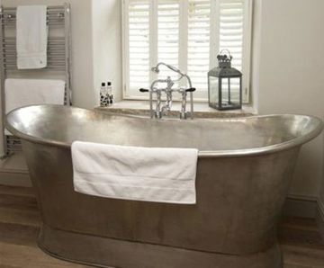 Bateau-style free standing tin baths