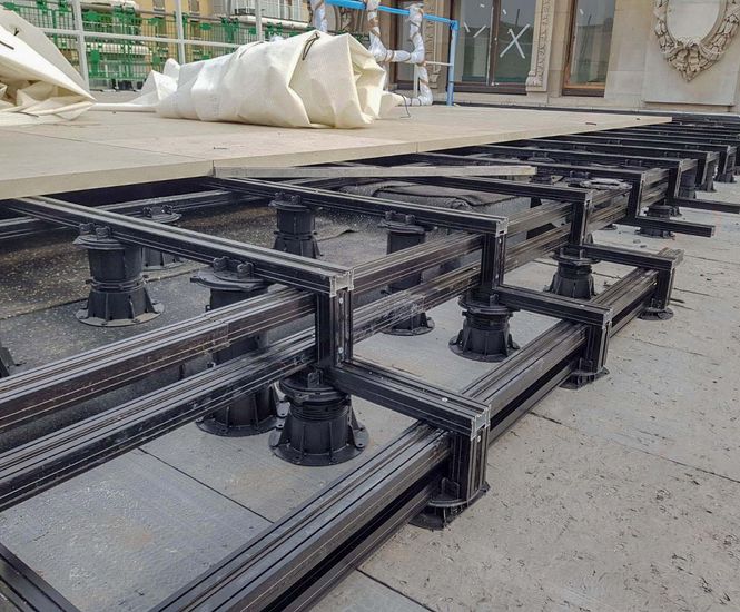 ALUrail and pedestal system for Selfridges' roof terrace