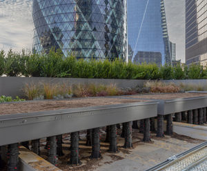 Adjustable pedestals support 40-storey tower roof deck