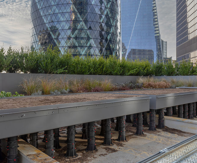 Adjustable pedestals support 40-storey tower roof deck