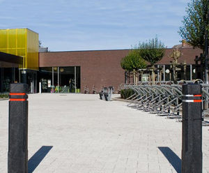 Square Bollard - recycled plastic traffic bollard with diamond top