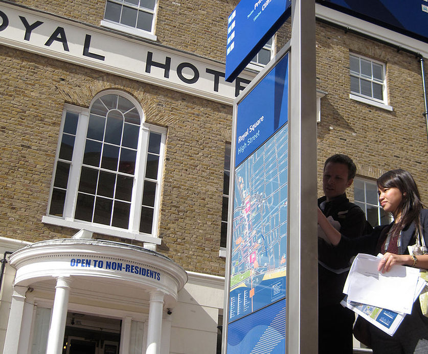 Pedestrian wayfinding signage strategy for coastal town fwdesign