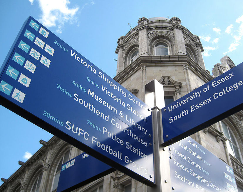 Pedestrian wayfinding signage strategy for coastal town fwdesign