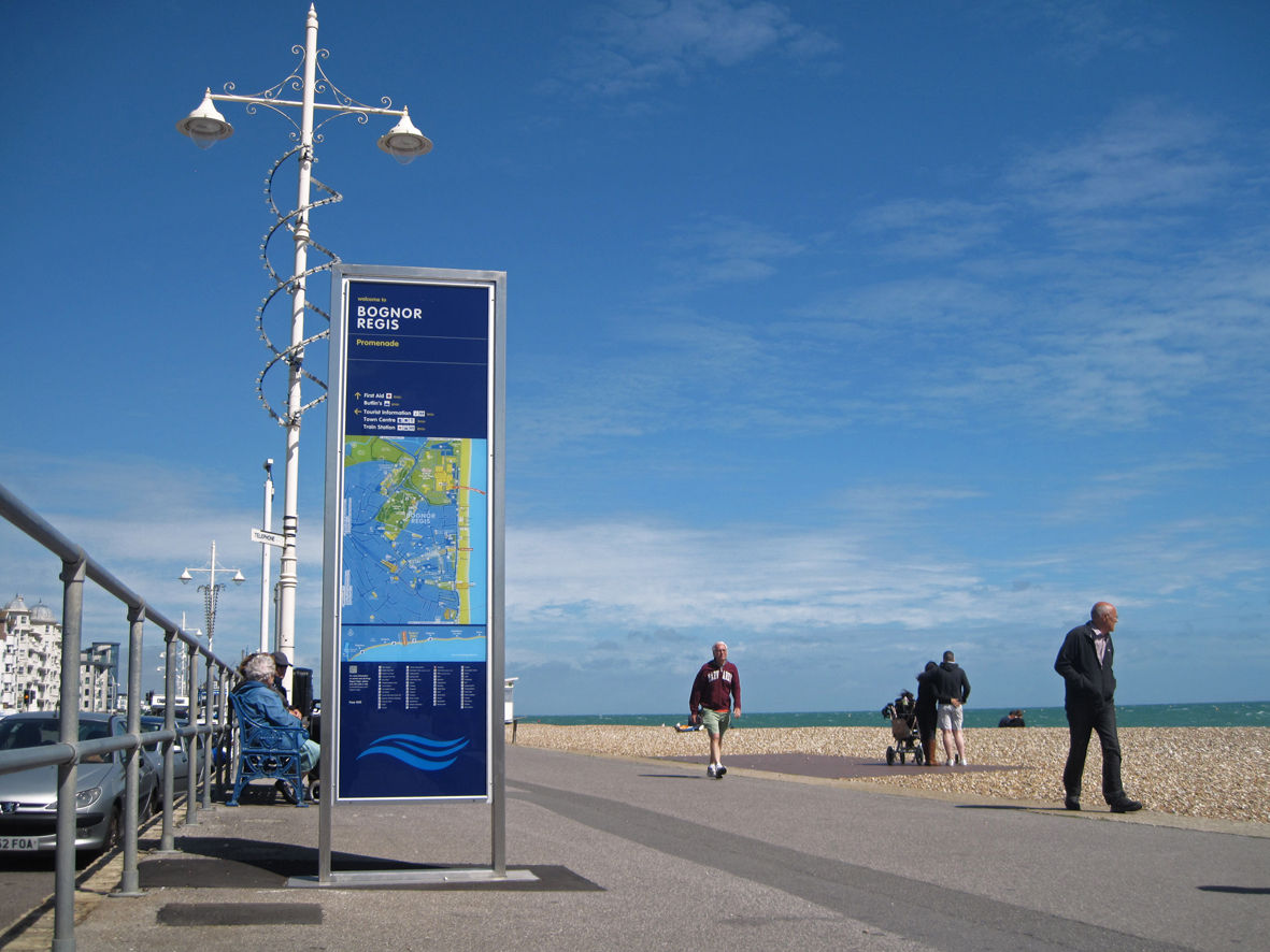 Pedestrian wayfinding signage strategy for coastal town fwdesign