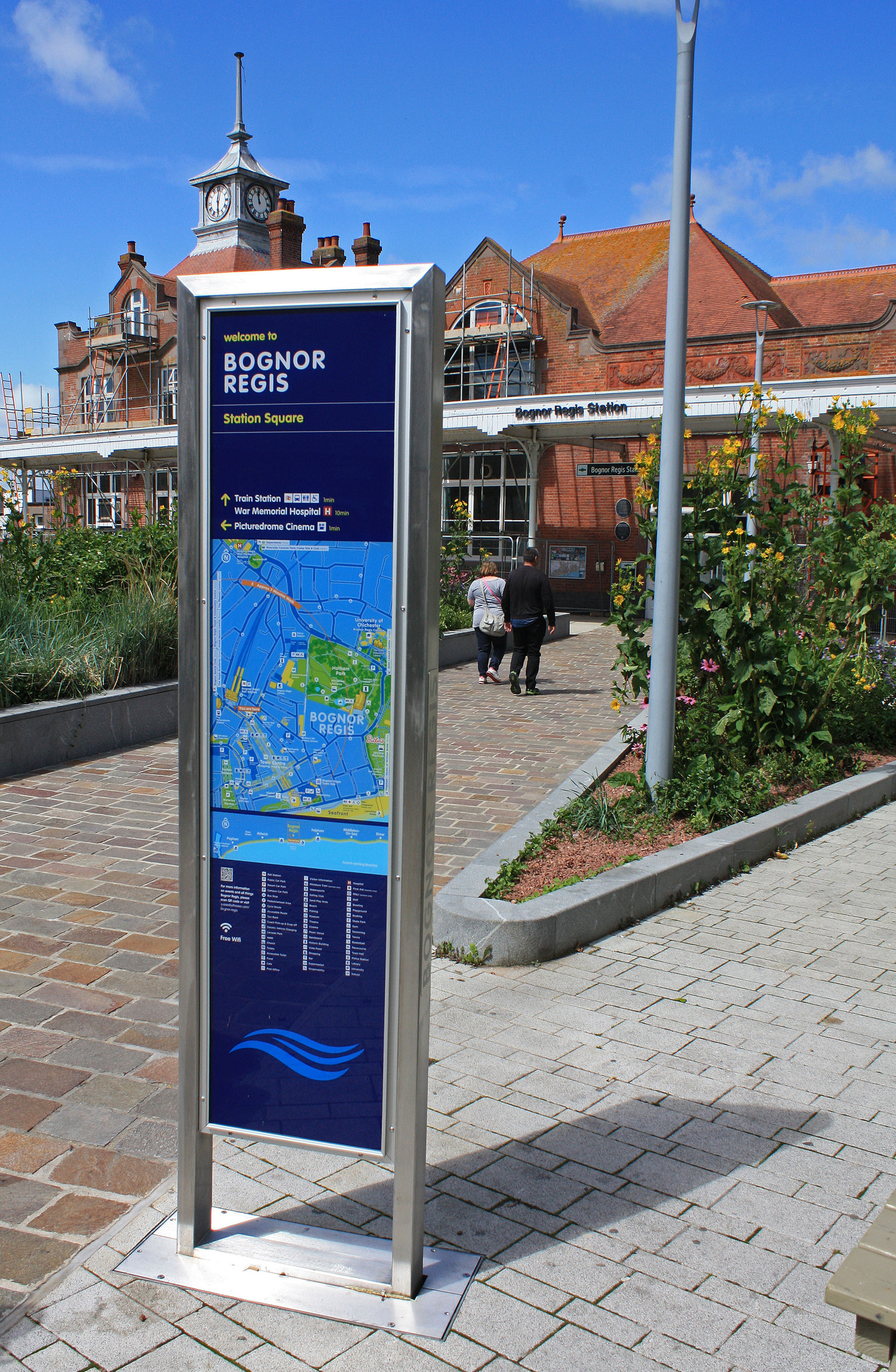 Pedestrian wayfinding signage strategy for coastal town fwdesign