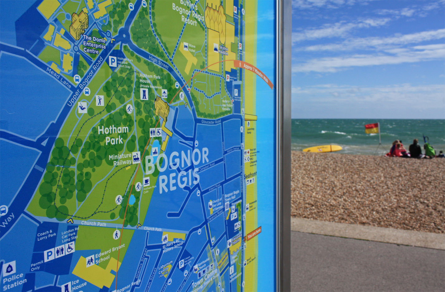 Pedestrian wayfinding signage strategy for coastal town fwdesign