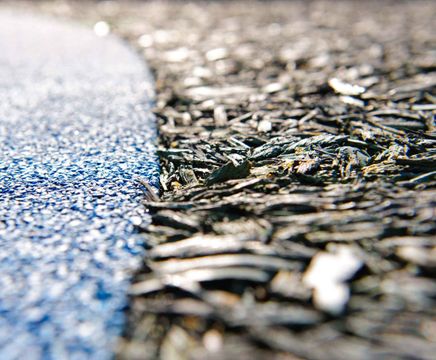 Bonded rubber mulch safety surfacing