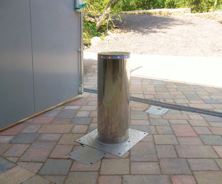 iBollard - stainless steel hydraulically-powered automatic rising bollard