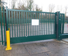 LoTracker - steel cantilevered sliding automatic security gate