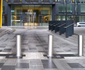 Terra Quantum - PAS 68 steel manually-retractable, side-folding HVM bollard