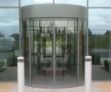 Minimalist curved entrance system, De Soutter Medical HQ