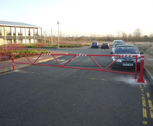 Manually-operated swing gate for industrial applications