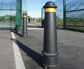 EB200 - MDPE bollard with galvanised mild steel core