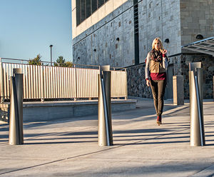 Guide illuminated bollard