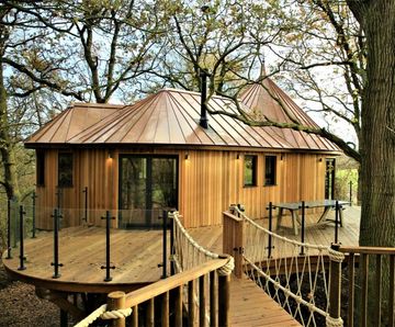 B20 powder-coated and glass infill balustrade - Grimes Treehouse