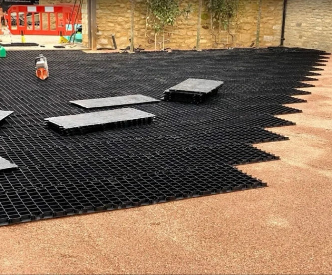 Free-draining surface for showroom car park