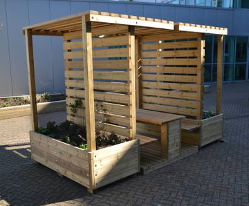Seating and planters for café courtyard - Loughborough University