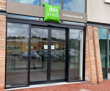 Automatic sliding doors create warm welcome for Ibis hotel guests