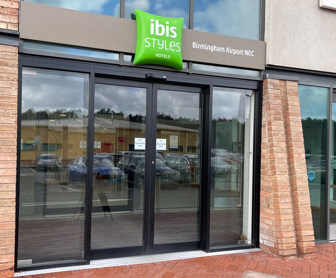 Automatic sliding doors create warm welcome for Ibis hotel guests