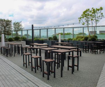 Deansgate - outdoor aluminium and wood high table and stool set