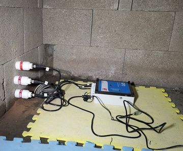 SM150T sensor and GP2 logger measure moisture inside bricks