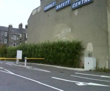 Screening of an unsightly building