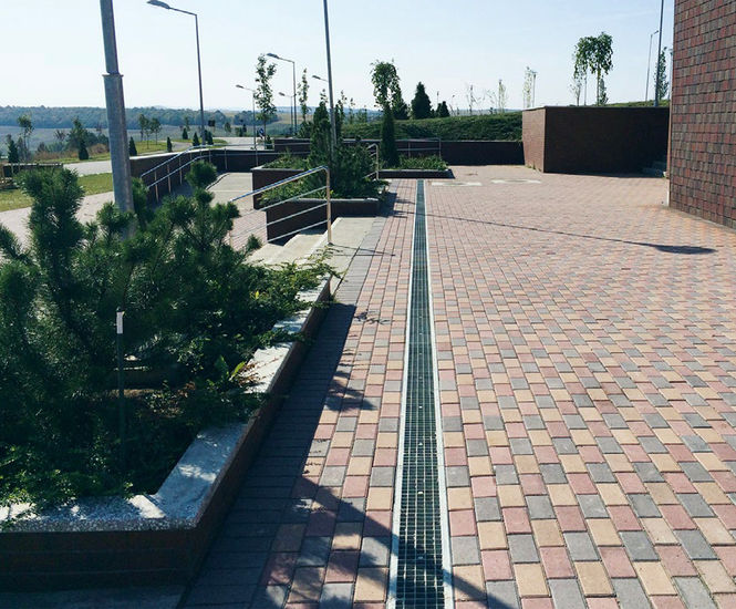 RECYFIX STANDARD channel drainage - light commercial traffic
