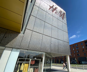 STEREO-KINETIC® Wall stainless steel facade – H&M store