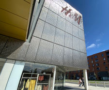 STEREO-KINETIC® Wall stainless steel facade – H&M store