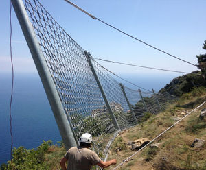 Dynamic rockfall barriers