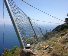 Dynamic rockfall barriers