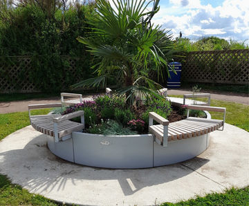 Seated Planter