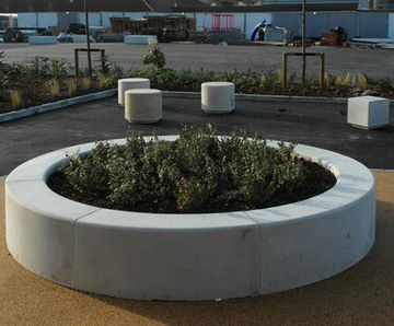 Roosevelt - round precast concrete outdoor planter for public spaces