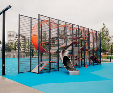 Wall Holla 14 - modular play for narrow sites, 42 users