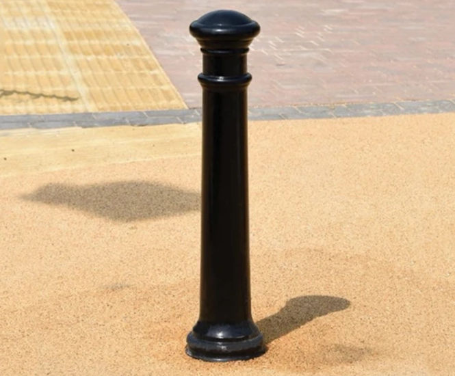 Manchester - classic cast iron bollard with decorative banding
