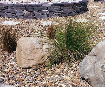 Lomond Gravel - semi-rounded, silver grey gravel 20mm
