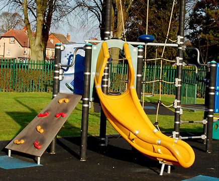 Rubber shred chippings for resin bonded play surfaces
