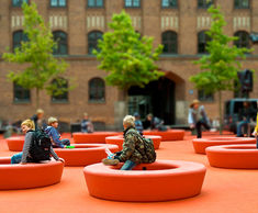 Loop Circle polyethylene indoor bench