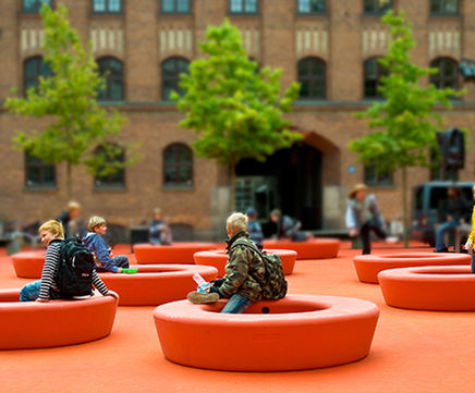 Loop Circle polyethylene indoor bench