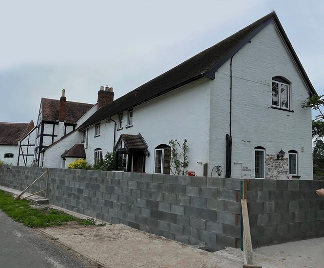 Steploc retaining wall provides flood defence for homeowner