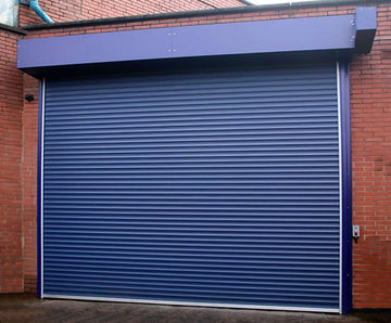 Thermally-insulating and sound-reducing roller shutter