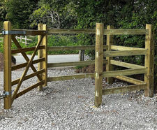 Timber mobility kissing gate